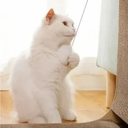 Un-chat-blanc-joue-avec-la-balle-intégrée-dans-un-griffoir-chat-carton-en-forme-de-L.