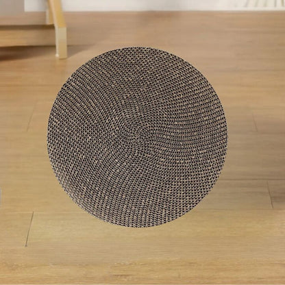 un-noyeau-en-sisal-qui-se-met-sur-un-griffoir-à-chat-rond-avec-une-base-blanche-robuste.