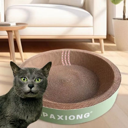 griffoir chat rond vert mis dans un salon avec un chat noir qui regarde sur le côté.