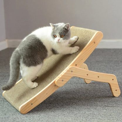 Griffoire chat en bois a plusieurs positions avec un chat gris qui fait ses griffes dessus.