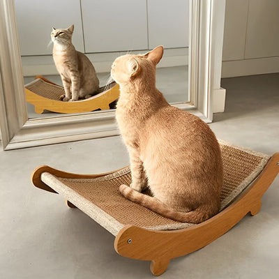 Griffoire chat en bois en forme d hamac sur terre avec un chat roux assis dessus en face d'un miroir de chambre.