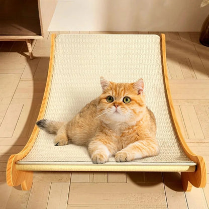 Griffoire chat en bois en forme d hamac sur terre avec un chat roux allongé dessus.