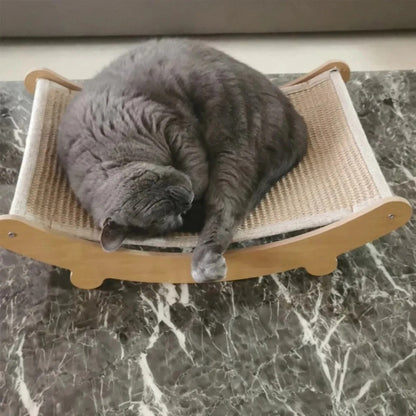 Griffoire chat en bois en forme d hamac sur terre avec un chat gris endormi dessus.