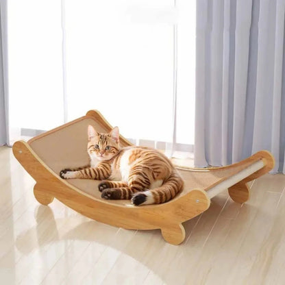 Griffoire chat en bois en forme d hamac sur terre avec un chat roux allongé dessus dans une chambre.