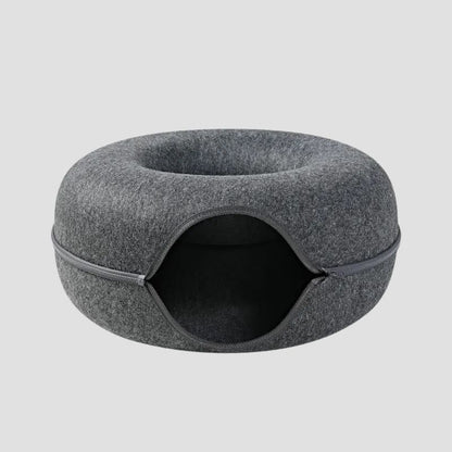 Lit pour chat en forme de donut gris foncé.
