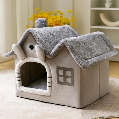Maison pour chat grise spacieuse avec deux longues oreilles.