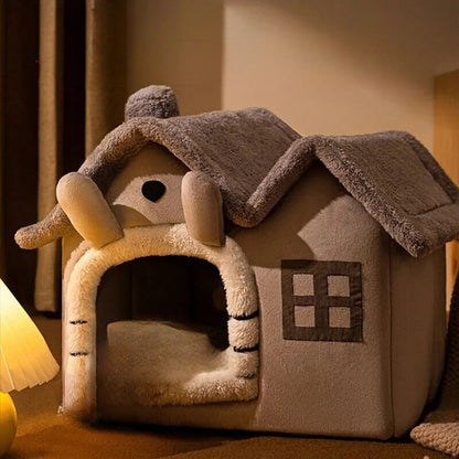 Maison pour chat grise spacieuse avec deux longues oreilles mise dans le sombre.