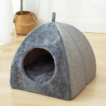 Maison pour chat en forme de petite niche grise.