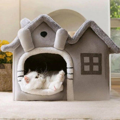 Maison pour chat grise spacieuse avec deux longues oreilles avec un chat blanc allongé dedans.