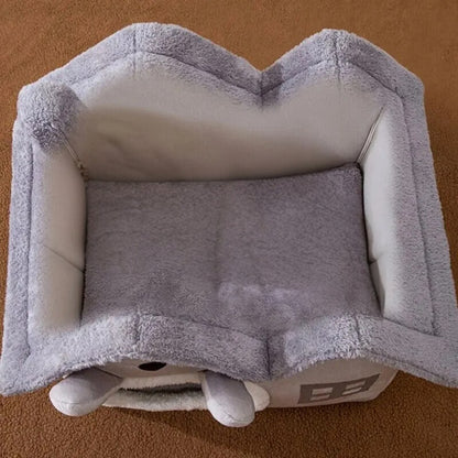 Une vue de l'intérieur d'une Maison pour chat grise spacieuse avec deux longues oreilles.