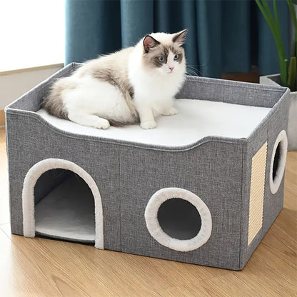 niche à chat cube gris avec griffoir sur le coté et un sacré de birmanie assis au dessus sur le coté.