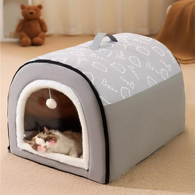 Niche chat en forme de sac de couleur grise avec des motifs en ourson et une boule suspendue et un chat endormi dedans.