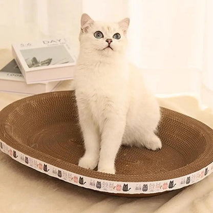 Un chat blanc qui s'appuie sur un panier chat griffoir en forme ovale.