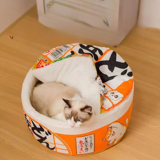 Panier chat en forme de pot de nouilles orange avec motifs et un chaton assis dedans.