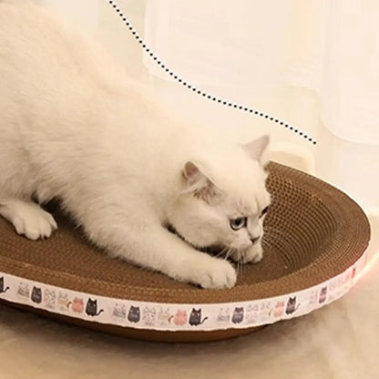 Un chat blanc qui fait ses griffes sur un panier chat griffoir en forme ovale et des pointillés sur sa conne vertébrale qui explique les bénéfices qu'apporte ce panier à la posture du chat.