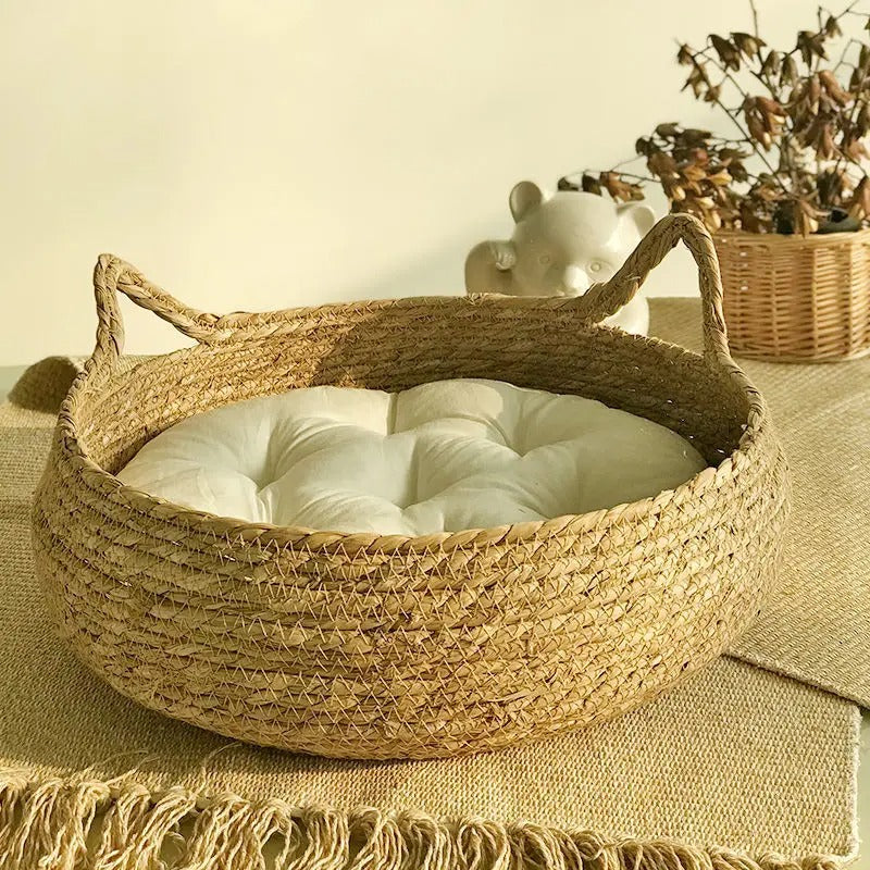 Panier osier chat beige avec un coussin blanc à l'intérieur et deux formes d'oreilles de chat.