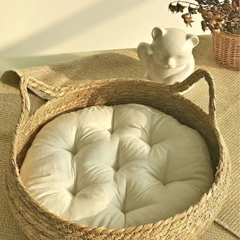 Panier osier chat beige avec un coussin blanc à l'intérieur et deux formes d'oreilles de chat.